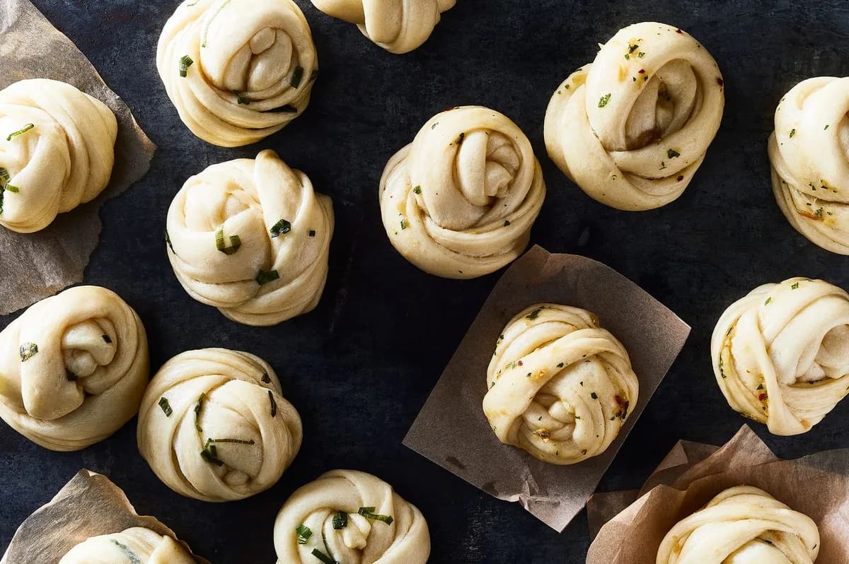 Hua Juan (Steamed Scallion Buns)