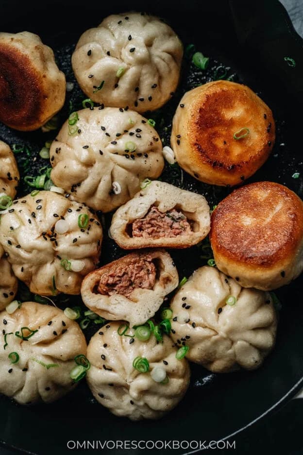 Sheng Jian Bao (生煎包, Shanghai Pan-Fried Pork Buns)